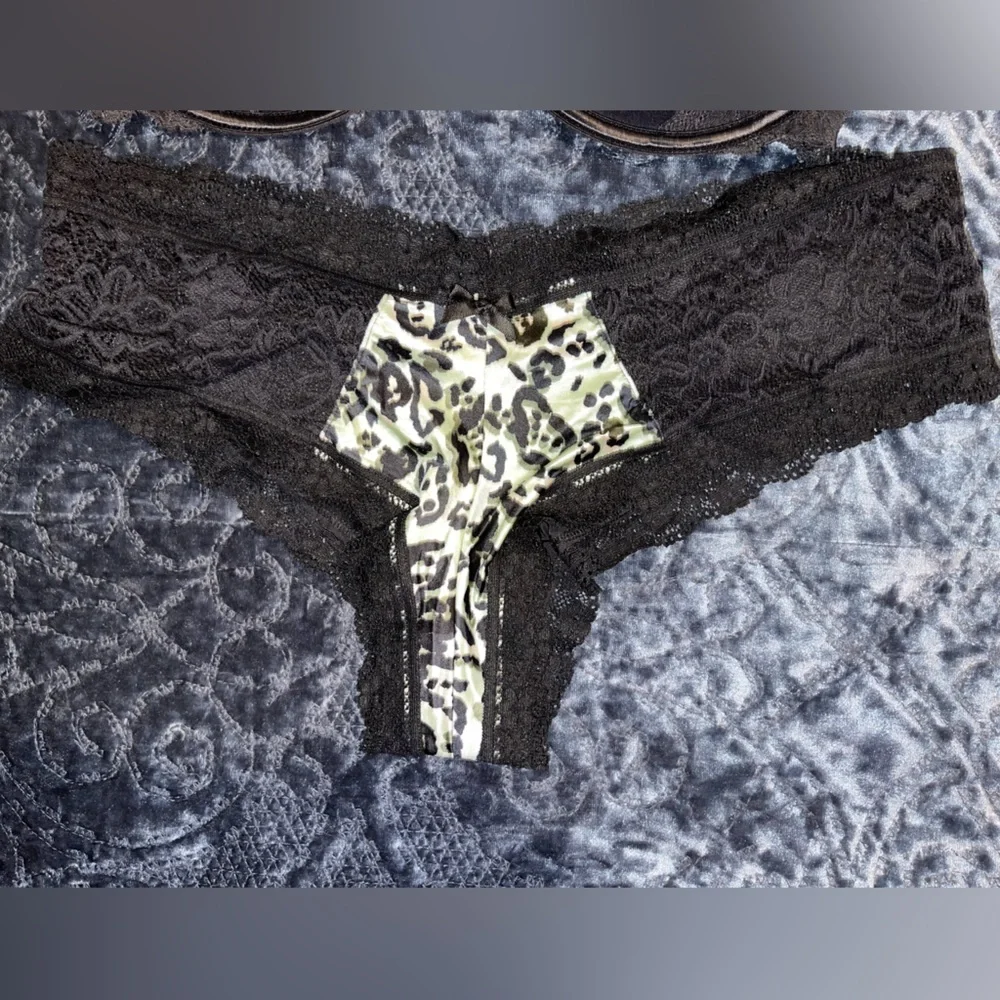 Vintage Victoria Secret Black Bra & Beautiful Lacey-silky Panties‎